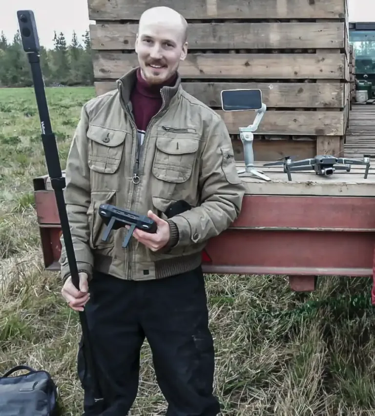 Droonimaakari 360-kameran ja dronen kanssa.
