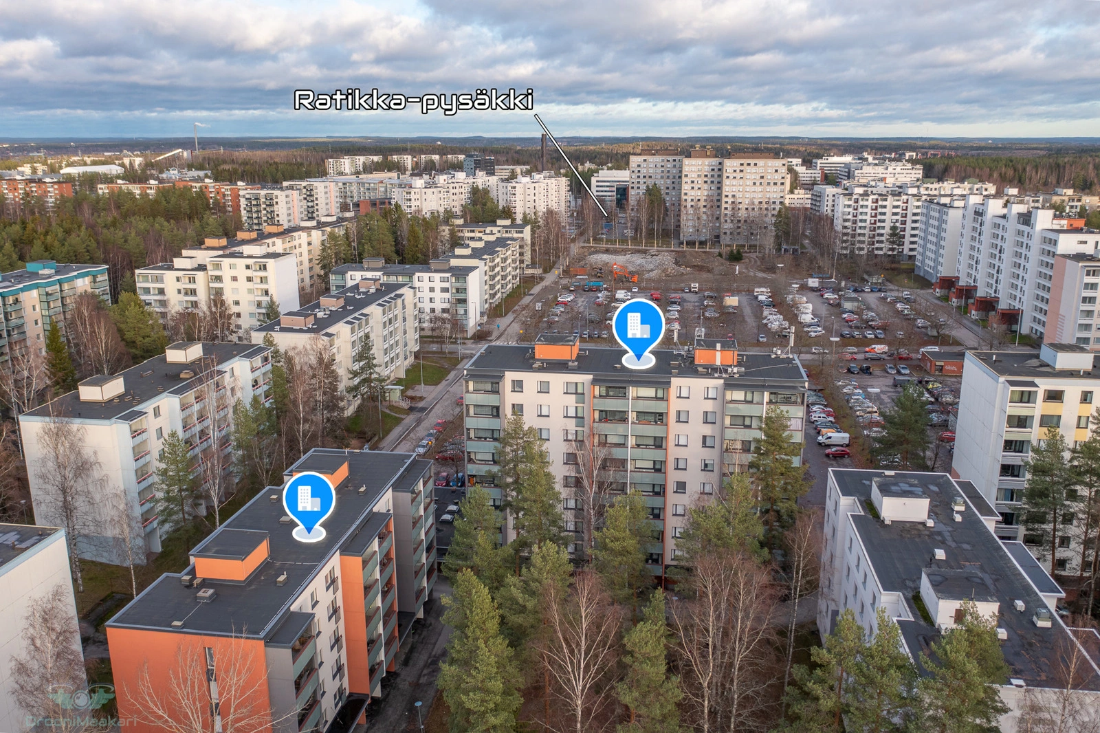 Kiinteistökuvaus Tampere rivitaloyhtiön asuinalue ja vehreä tontti ilmakuvattuna